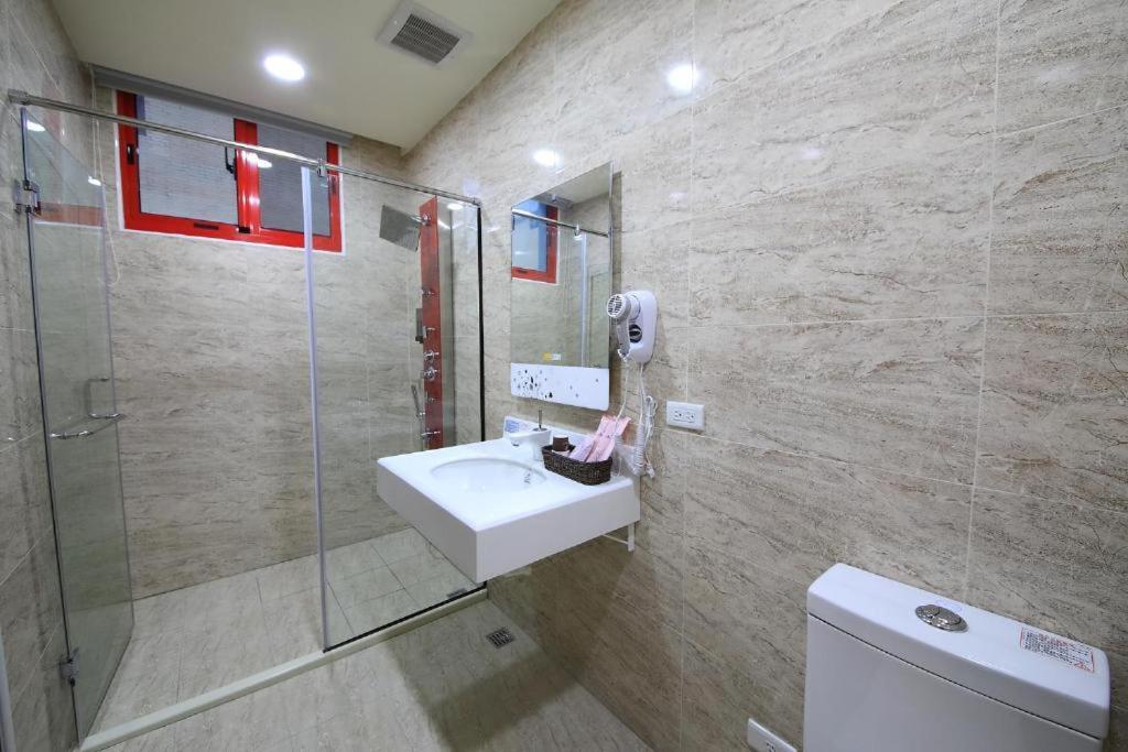 花蓮亮君經典民宿1館加2館民宿-東大門夜市-電梯包棟bright King Homestay Hualien Eksteriør bilde