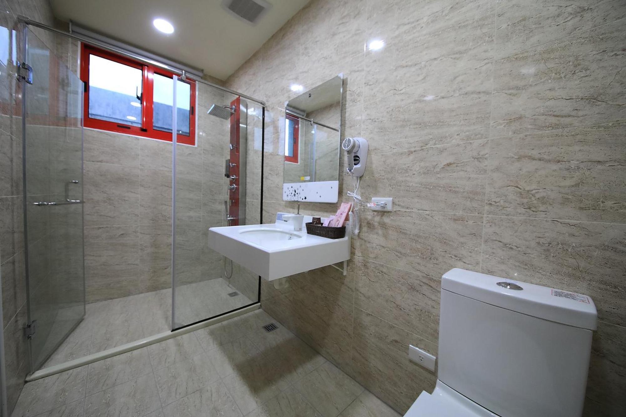 花蓮亮君經典民宿1館加2館民宿-東大門夜市-電梯包棟bright King Homestay Hualien Rom bilde