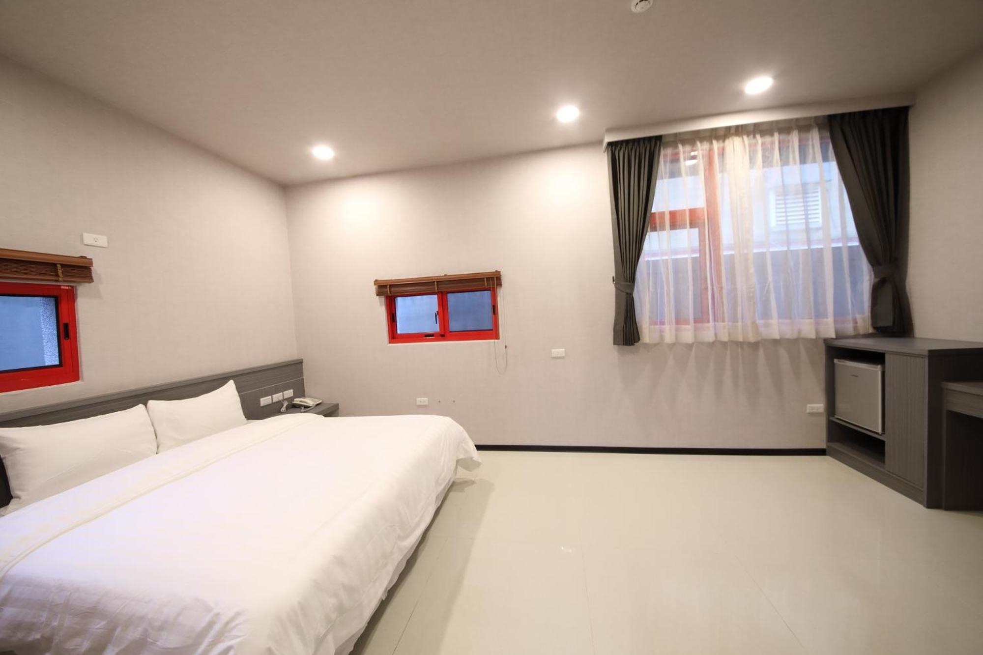 花蓮亮君經典民宿1館加2館民宿-東大門夜市-電梯包棟bright King Homestay Hualien Rom bilde