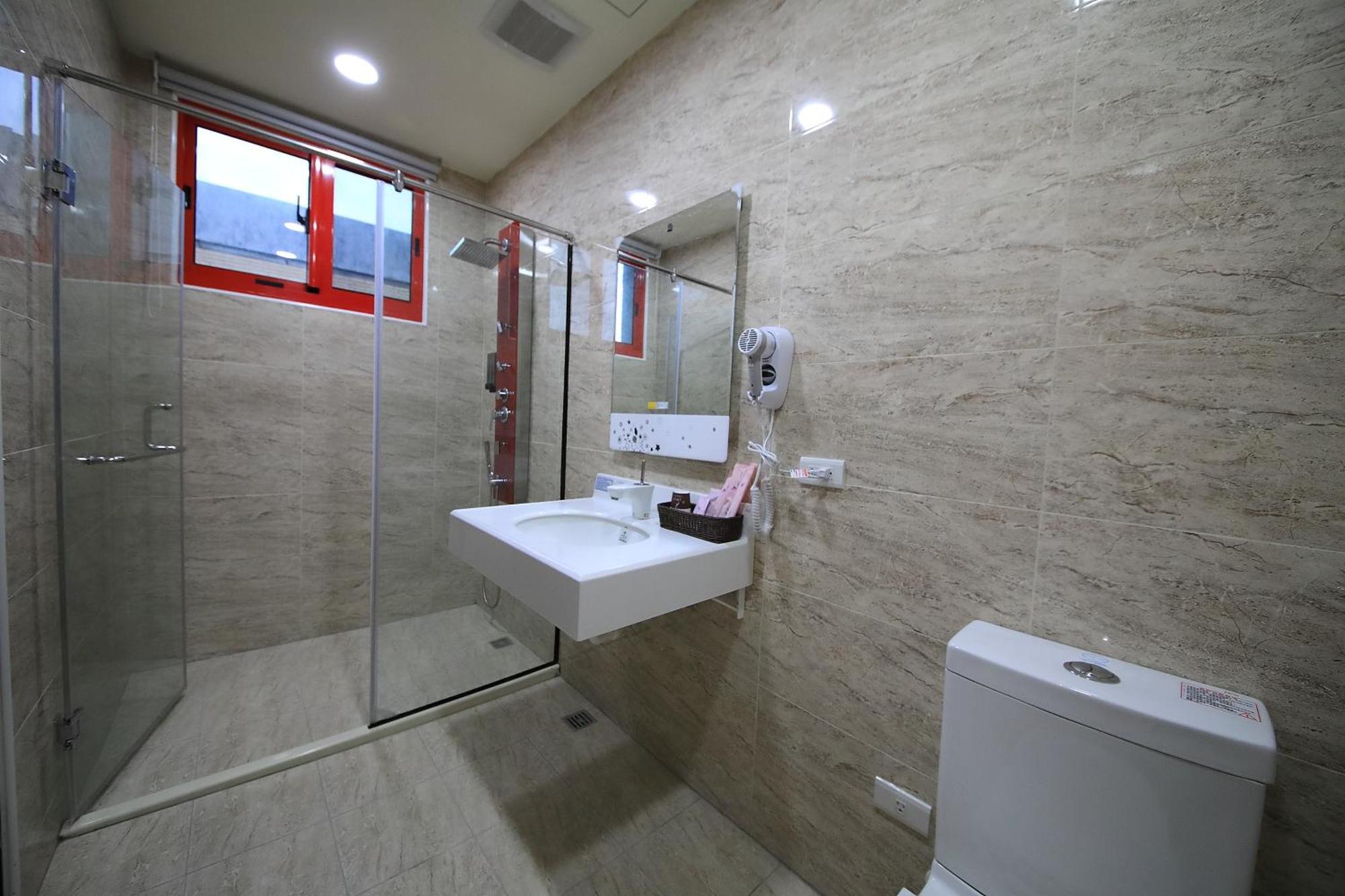花蓮亮君經典民宿1館加2館民宿-東大門夜市-電梯包棟bright King Homestay Hualien Rom bilde